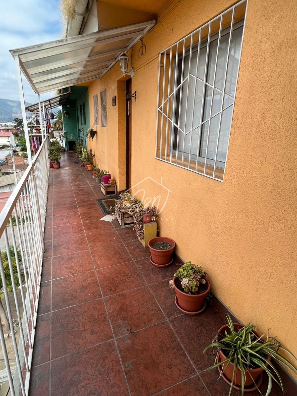 Se vende departamento semiamoblado