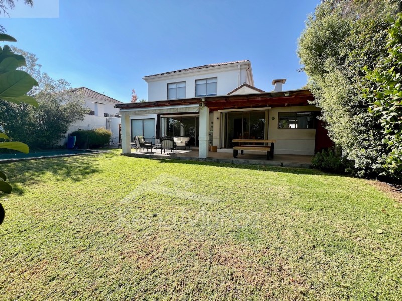 CASA IMPECABLE CON AMPLIO JARDÃN