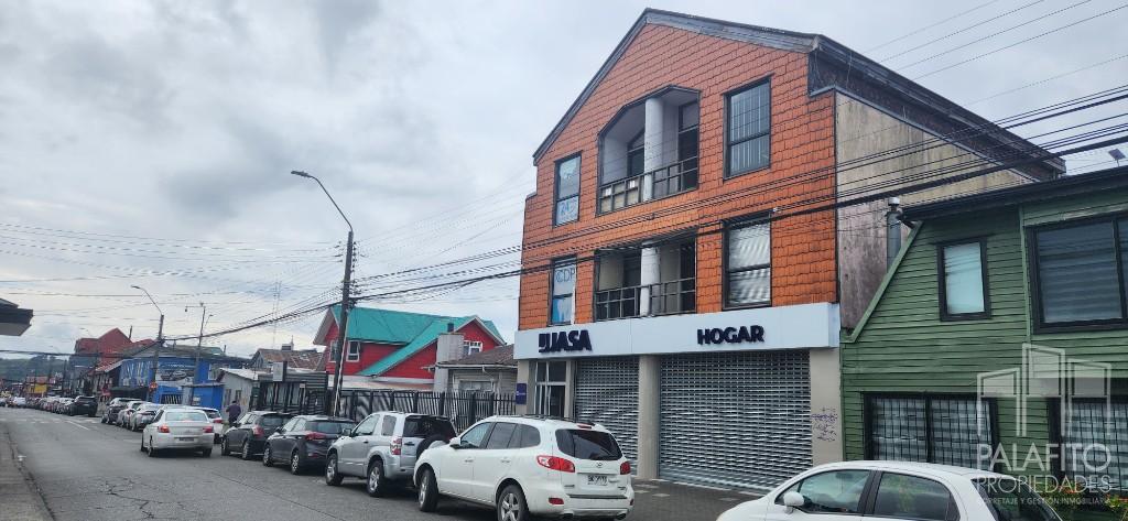 OFICINA con baño y sector de cocina. Excelente ubicación pleno centro de Castro