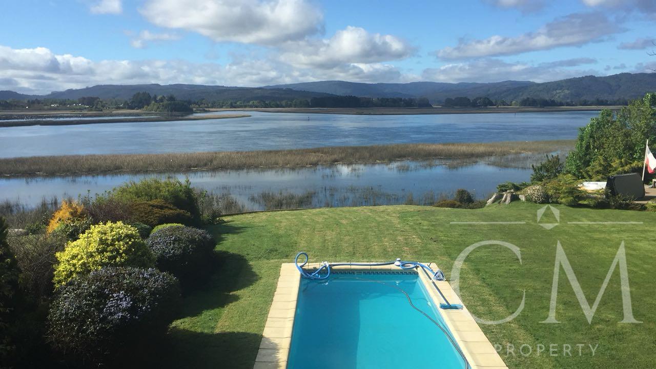 SE VENDE CASA CON ESPECTACULAR   VISTA Y  ORILLA    AL  RIO VALDIVIA